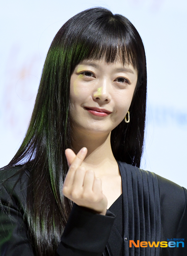 Running Man thanks Jeon So-minSBS Running Man production team said on October 23, Running Man members and production team decided to respect the opinion of Jeon So-min who revealed disjoint Physician after a long discussion. Jeon So-min said he will leave Running Man after recording on the 30th.Jeon So-min has been running with Running Man for six years with a special affection and responsibility, but recently he has delivered a Physician that he needs time to recharge for acting.Running Man members and production team will support eternal member Jeon So-min  ⁇ Running Man ⁇  members and production team decided to respect the opinion of Jeon So-min who revealed the disjoint Physician after a long discussion.Jeon So-min will leave Running Man ⁇  after recording on October 30th.Jeon So-min has been running with  ⁇ Running Man ⁇  for six years with a special affection and responsibility, but recently delivered a Physician that he needs time to recharge for acting.The members and the production team discussed for a long time how to be with Jeon So-min until the end, but I respect the physicist of Jeon So-min and decided to leave.I would like to express my sincere gratitude to Jeon So-min for making the program brighter as a  ⁇ Running Man ⁇  member for a long time, and I would like to ask for your warm support and encouragement to Jeon So-min who made a difficult decision. ⁇  Running Man ⁇  members and production team will support  ⁇  eternal member ⁇  Jeon So-minThank you.