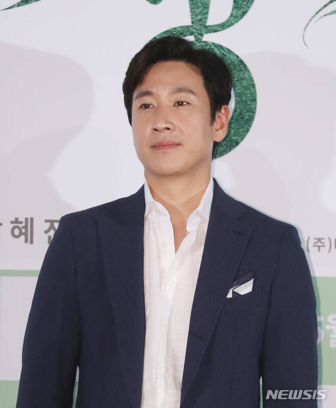 = The entertainment industry has begun erasing actor Lee Sun Gyun (48), who is suspected of Drug Oral administration.Lee Sun Gyun has not been able to refute the allegations at all, and it seems that the situation has become irreversible when a full-scale police summons investigation schedule and physical seizure search are mentioned. Lee Sun Gyun disappeared from AD.An official of the company said, AD is the first to take action if it is not a ridiculous suspicion because of Yi Gi to utilize the image of entertainer.I think it is meaningless to keep Lee Sun Gyun AD anymore when I see various precedents. Lee Sun Gyun AD began to descend on the 20th when Lee Sun Gyun announced his position on the drug allegations.SK Telecom and SK Broadband have eliminated I Love ZEM AD, which features Lee Sun Gyun and his wife and actor Jeon Hye-jin. ZEM is a service brand for children under 12 years old.I removed the phrase Lee Sun Gyuns choice and filled it with one-to-one customized nutrients. Lee Sun Gyuns AD video on YouTube has been turned private and can not be found.An industry official said, The fact that the police disclosed to the media that they are My means that some evidence of relevance has been secured, adding, Even if the full-fledged Susa has not begun, it is natural for the AD community to cut it off.The fact that Lee Sun Gyun did not make any objections to the Drug Oral administration while issuing the statement seems to have influenced the industry to enter the Lee Sun Gyun erasure.Lee Sun Gyun strongly denies the allegations, and even if the truth workshop is inevitable, the image is inevitable, and the fact that he can not say anything means that he is not confident in the police investigation in the future.Also, Lee Sun Gyun is suspected of giving hundreds of millions of won to one of the officials in the case of Blackmail  ⁇  Cinémix Par Chloé.If you dont do drugs, theres no reason to get Blackmail  ⁇  Cinémix Par Chloé.An official in the film industry said, Lee Sun Gyun does not know what kind of response The Speech is, and the Police investigation has not yet begun, but it is hard to see it as positive.Lee Sun Gyuns agency, Walnut Anyu Entertainment, said in a statement, I will be in a sincere attitude to Susa.Lee Sun Gyuns films and dramas are in a position to watch the situation, but it is said that Lee Sun Gyun relevance is open to the possibility of not being released.An official of the distributor said, I know that watching the situation is only an official position and everyone is already doing The Speech of the heart.Lee Sun Gyun has completed three photo shoots or is currently in photo shoot.These are the movies Esapce: PROJECT SILENCE and Land of Happiness, and the drama No Lee Jin-hyuk In-N-Out Burger.No Lee Jin-hyuk In-N-Out Burger started photo shoot last week, but Lee Sun Gyun Photo shoot has not started yet, so it is said that he decided to replace Actor.The problem is the movie. These two works have finished the photo shot, and Lee Sun Gyun can not solve it by editing because of the main character Yi Gi.As seen in the Yoo Ah-in case, Lee Sun Gyuns films and dramas are likely to be virtually banned. Humans who have done nothing wrong have suffered tremendous damage, a production company official said.There wont be much trouble if Lee Sun Gyun can be cleared of the charges at My Step, but this is highly unlikely as Police are The Speech investigating the Lee Sun Gyun summons.Lee Sun Gyun may be charged in court after he is indicted, but at least until the end of the trial is quite long, Lee Sun Gyun appearances can not be released to Mass media.Previously, it took 1 year and 7 months for Actor Ha Jung-woo to be prosecuted and prosecuted for the Oral administration of Propofol.Yoo Ah-in also took about eight months to be indicted by prosecutors.