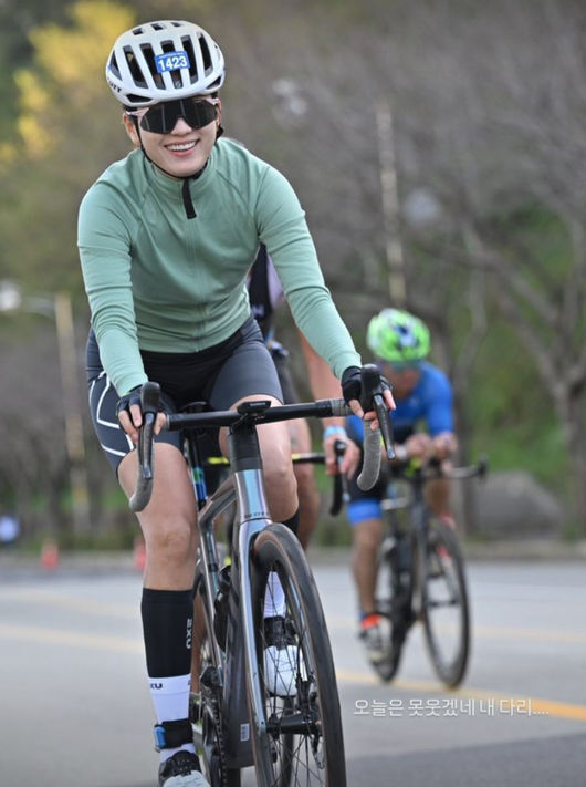 Actor Han Hyo-joo participated in the Iron Chef triathlon Kyonggi.On the 23rd, Han Hyo-joo surprised the public by releasing a photo of the 2023 Tongyeong Triathlon Cup Carolina Klüft ⁇ ft.Han Hyo-joo said, Its a Cage team, adding, I didnt get any training due to jet lag, but I didnt get cut off thanks to the representatives. Ill train next time and set a good record. Im the best Cage team.In the public release photo, Han Hyo-joo ran the cycle with the number 1423 and caught the eye. Han Hyo-joo said, I can not laugh today, my legs. Previously, Han Hyo-joo said in an interview that he had developed a hobby in sports while filming the spin-off drama Treadstone. Fans applauded Han Hyo-joos excellent athleticism.On the other hand, Han Hyo-joo has recently been greatly loved by Disney Pluss original drama series Moving and will appear on Netflix movie Believer 2 scheduled for public release on November 17th.