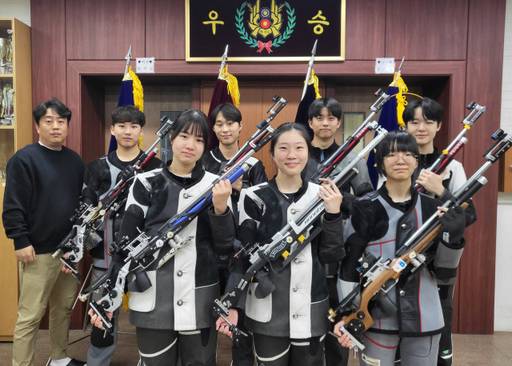 창단 21년 만에 한 해동안 전국대회서 20개의 금메달을 비롯, 무려 50개의 메달을 획득한 고교 최고의 ‘소총 군단’ 고양 주엽고 사격부 남녀 선수들과 노희백 코치(왼쪽).주엽고 제공