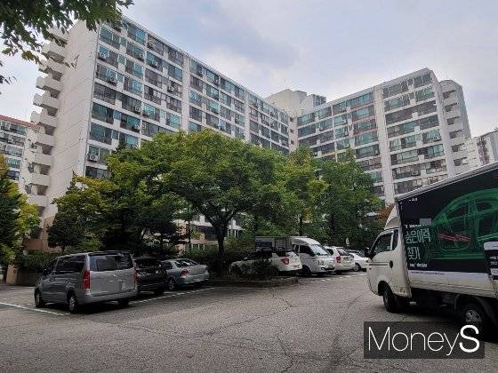 평일 낮임에도 주차장엔 차들로 빼곡하다. /사진=신유진 기자