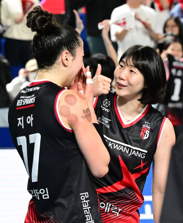 지아를 응원하고 있는 이소영 / KOVO(한국배구연맹)