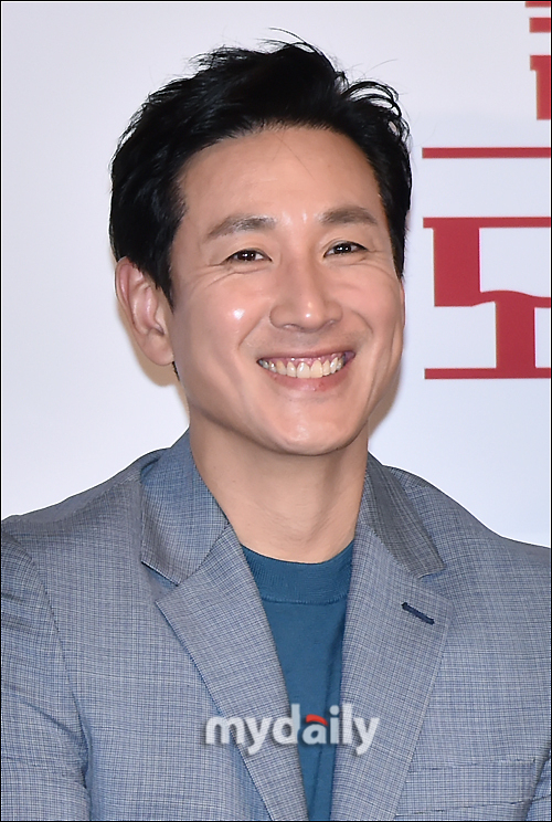 How did actor Lee Sun Gyun, 48,s Drug Oral administration charge get caught by the Police? the story behind it.According to the Police on the 24th, the Incheon Police Agencys metropolitan Susa University recently confirmed that Lee Sun Gyun was involved while Susa was conducting drug intelligence related to Nightlife, a membership system that has been operating on a membership basis for high-income earners.Lee Sun Gyun has been accused of illegal inhalation and oral administration of drugs such as hemp and psychotropic medicines several times in the Seoul home of the Nightlife employee A (29) from the beginning of this year until recently.A is one of the people Lee Sun Gyun accused of harming 350 million won due to blackmail. Currently, he is arrested for alleged illegal oral administration of methamphetamine.Police believe Lee Sun Gyun has Oral administration of at least two kinds of psychotropic medicines as well as hemp.Psychotropic medicines include amphetamines, ketamine, zolpidem, and propofol.Police will ask Lee Sun Gyun to attend in the near future, and will check the type and frequency of specific Drug Oral administration through reagent tests.Lee Sun Gyuns lawyer, Park Sung-chul, a lawyer at the law firm Jipyeong, said in an interview with the media on the 23rd, I recently met Lee Sun Gyun and had a brief meeting. Lee Sun Gyun is a chaebol 3-year-old A, I do not know at all, he said.It is difficult to say yet, he said. I will be sincerely investigated by the police.Lee Sun Gyuns agency, Walnut & Yoo Entertainment, said on the 20th, We are checking the exact facts about the allegations being raised, adding, We will also faithfully work with Susa and others of the Susa agency that can proceed in the future.Meanwhile, the police have arrested three people including Lee Sun Gyun and A in connection with the case, and the remaining five are under investigation (pre-entry investigation).Among the five internal envoys were Hwang Ha-na, the only granddaughter of Namyang Dairys founder, Han Seo-hee, a former idol trainee, and composer Jung Da-eun (Lee Tae-kyun after her renaming).However, they only came up with names in the process of investigating another person involved in the case, but the charges were not specifically revealed.