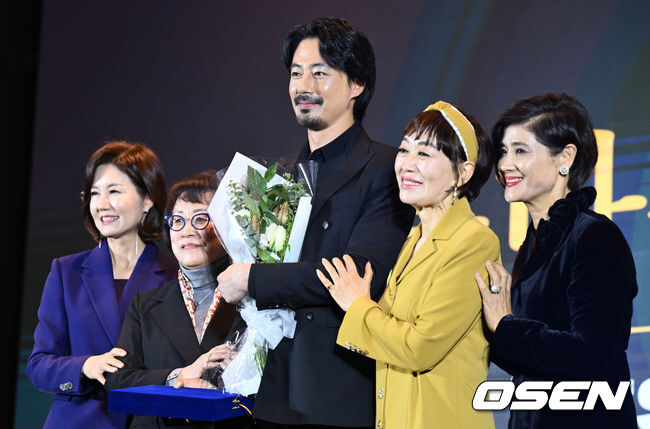 Actor Lee Soon-jae, Lee Jung-jae, Jo In-sung, Kim Seo-hyung and Movie director Im Kwon-taek were selected as beautiful artists.Actor Lee Sun Gyuns drug issue is a noisy news these days.On the 24th, The 13th Beautiful ArtMudra awards ceremony was held at Seoul Godeok-dong Stage 28.This is the year of the founding of the shin young-kyunArt Cultural Foundation in 2011, and at the end of each year, a total of KRW 100 million (KRW 20 million each) It is a festival to award prizes and plaques.Lee Jung-jae, who started acting in 1993, has worked in more than 40 films including Young Man, Maid, Tankan, Assassination and TV drama Hourglass.Above all, he won the Emmy Award for Best Actor in last years Netflix  ⁇  Squid Game  ⁇  and directed the development of Korean MovieArt as the director of Movie  ⁇  Hunt  ⁇ .Lee Jung-jae, who was selected as a MovieArtMudra Winner, is always impressed, always warm, deeply resonant and enlightened when he comes to the awards ceremony.I am honored to receive such a big prize. I thank the people who judged me and expressed my overwhelming feeling.Lee Soon-jae took the trophy for the PlayArtMudra category. He made his debut in 1956 with Play Beyond the Horizon and became a living legend who acted as a movie, TV drama and play actor.Especially in this years Play King Lear performance, he overcame the age of 89 years old and poured passionate smoke for 3 hours and 20 minutes and received praise from the players and audiences.Lee Soon-jae, who was on stage, said, I have been acting for 67 years. I have not won a prize. It was the last time I received the 2nd Korean PlayArt Award and the 76th Art Mudra.I was able to stand here as a result of my efforts that I would be able to receive an award someday even if I could not. I smiled, saying that I received a beautiful and rewarding award.From the first Kim Hye-ja to last years singer Hae Chun-hwa, the honor of Good People ArtMudra, given to leading entertainers, went to Jo In-sung.Despite the busy schedule, it is an icon of good deeds such as helping children in Seoul Asan Hospital for 12 years, supporting activities for the treatment of rare diseases in children, and supporting the construction of schools in poor areas of Tanzania in Africa.Jo In-sung said, Service and donation started from a selfish mind. It is easy to get money, so why do not you take out the poison of money, and then the blessing comes. I started to donate.I heard that if the poison is used well, it becomes a medicine. It seems to be a good medicine and returned to a big prize.Movie  ⁇  Kim Seo-hyung, who recently won the Best Actress Award for Best Actress in a Vinyl House, became an independent MovieArtMudra winner.He admired the judges, seniors and the beautiful ArtMudra, which was the 13th time, and was applauded for his impression that he would show it well in the field in the future.On the other hand, the shin young-kyunArt Cultural Foundation, which hosts and organizes the beautiful ArtMudra, was established in January 2011 and has been conducting scholarship projects to support the tuition of art children twice a year in the second half of each year, Movie production support projects, and childrens movie experience education projects, which are the future of Korean movies.