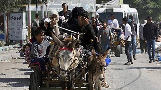 남쪽으로 대피하는 가자지구 주민들