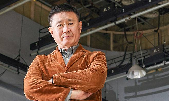 박기용 영화진흥위원회 위원장이 지난 16일 서울 마포구 영화진흥위원회 영화교육지원센터에서 가진 인터뷰에 앞서 포즈를 취하고 있다. 박 위원장은 인터뷰에서 정체성 확립과 재정 다각화 등 영진위 현안에 대한 입장을 밝혔다. 최상수 기자