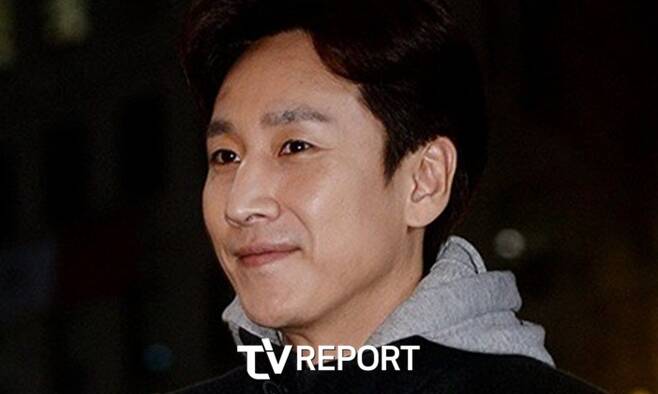 Actor Lee Sun Gyun has been transformed into Drug Oral administration The skin of the user, and it is known that he is involved with Nightlife workers.On the 23rd, Incheon Police Agency Drug Crime Susa system converted Lee Sun Gyun from the pre-entry investigator to the official Susa subject, The skin of the user.Police will soon summon Lee Sun Gyun to conduct a summons investigation. Lee Sun Gyun said, I will be faithful to Susa.Lee Sun Gyun is currently suspected of orally administrating drugs, including marijuana, several times at the home of Nightlife employee A. Mr. A is currently in custody.According to the JTBC report on the 23rd, an official of the Nightlife in Gangnam, Seoul said, I do not really know what I did at the previous store, but it is true that I came often before.There are also VIPs who come in secret, and other charges may arise, he warned.Lee Sun Gyun said he was threatened with the Drug case and torn hundreds of millions of won after the suspicion of Drug Oral administration.Lee Sun-gyuns past remarks are flying like a boomerang. In an interview with the movie Sleep released last month, he said, Other actors have insomnia, but I sleep well. I do not depend on alcohol and medicine.In an interview with the movie Police, which was released in 2019, he said, I was personally disappointed when I saw the incident, and made remarks in consideration of Burning Sun Gate Big Bang Seungri and singer Jung Joon-young.Lee Sun Gyun has built up a family image with a distinctive bass voice. After marrying actor Hye-Jin Jeon in 2009, he has two sons as his children.However, with the Drug Oral administration charge, it is also involved with Nightlife workers, and the image is falling sharply.Lee Sun Gyun is also being fired from the advertising industry as well as an emergency in his next film.The advertising video of the Mokizu brand, which was accompanied by his wife Hye-Jin Jeon, is now closed to the public.