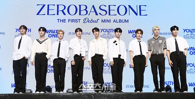 제로베이스원(ZEROBASEONE)이 지난 7월 10일 서울 광진구 예스24 라이브홀에서 열린 데뷔 미니 앨범 ‘유스 인 더 셰이드(YOUTH IN THE SHADE)’ 발매 기념 미디어 쇼케이스에서 취재진을 향해 포즈를 취하고 있다. 왼쪽부터 김규빈, 김지웅, 석매튜, 한유진, 장하오, 성한빈, 김태래, 리키, 박건욱. 사진 | 박진업기자 upandup@sportsseoul.com