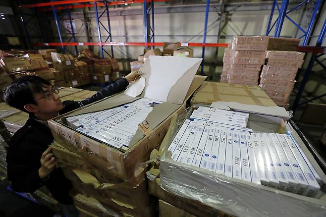 지난 18일 오전 인천세관 창고에 지난달 말 적발된 밀수 담배가 쌓여 있다. 이 담배는 겉보기에 국산 담배와 똑같지만, 실제로는 중국에서 만든 짝퉁이다. /남강호 기자