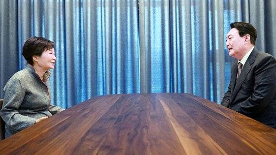 지난해 4월, 당시 당선인 신분이던 윤석열 대통령이 달성군 유가읍에 있는 박근혜 전 대통령의 사저에 도착, 박 전 대통령을 예방하고 있다. 연합뉴스