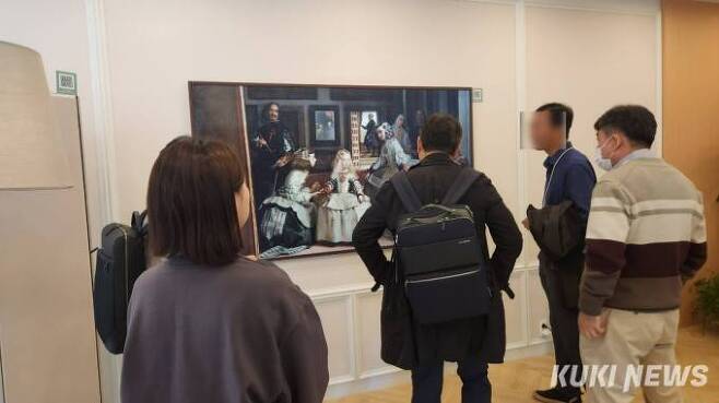 관람객들이 한국전자전 2023 삼성전자 전시관에서 TV를 감상하고 있다. 사진=이소연 기자 