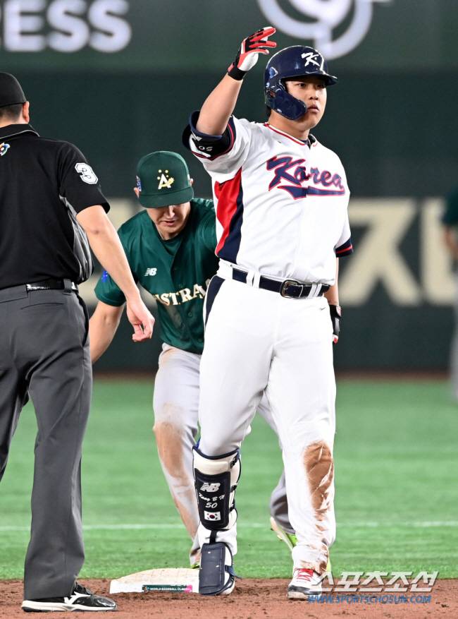 2023 월드베이스볼클래식(WBC) B조 1차전 한국과 호주의 경기가 9일 일본 도쿄돔에서 열렸다. 7회말 한국 강백호가 2루타를 친 후 기뻐하고 있다. 호주 2루수 글렌디닝은 환호하던 강백호에 태그를 계속 이어갔고 비디오 판독 결과 아웃이 선언됐다. 도쿄(일본)=허상욱 기자wook@sportschosun.com/2023.03.09/