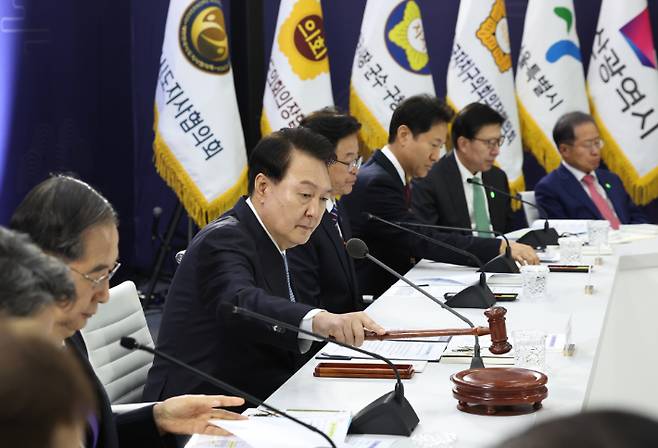 윤석열 대통령이 27일 오후 경북 안동 경상북도청에서 열린 제5회 중앙지방협력회의에 참석, 개회선언을 하고 있다. 연합뉴스