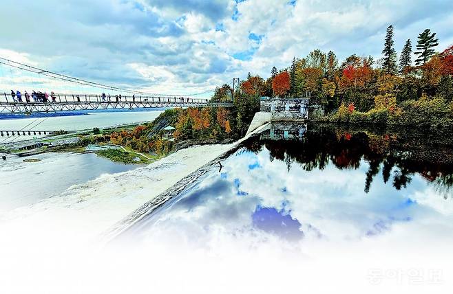 캐나다 퀘벡주 몽모랑시 폭포 위에 놓여 있는 현수교를 건너면 몽모랑시강이 87m 높이의 절벽 아래로 떨어져 세인트로렌스강으로
합류하는 폭포의 절경을 감상할 수 있다. 상류에 흐르는 몽모랑시 강물에는 단풍이 든 나무와 푸른 하늘, 흰 구름이 거울처럼 비치고 있다.