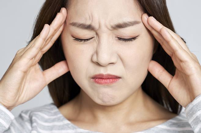 술을 마신 후에는 우리 몸이 아세트알데히드를 해독하기 위해 혈관을 확장시키기 때문에 두통이 발생한다./사진=게티이미지뱅크