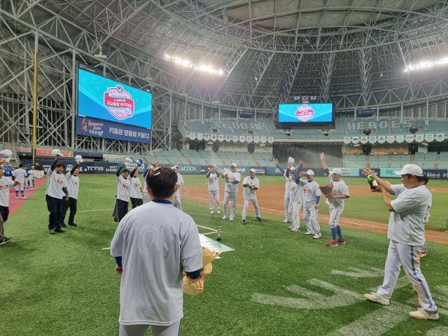 군산상일고 선수들이 샴페인을 터뜨리고 있다.