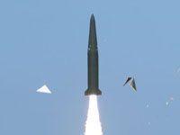 2015년 사거리 500km인 현무2B 미사일 시험발사 장면. 탄소복합재는 미사일 엔진 노즐 내열재 제작에 필요한 핵심 전략 소재다. /국방부