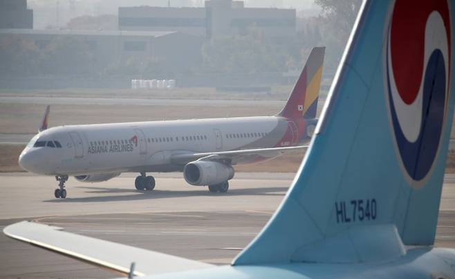 30일 서울 강서구 김포공항내 대한항공과 아시아나항공 항공기. 사진=뉴시스