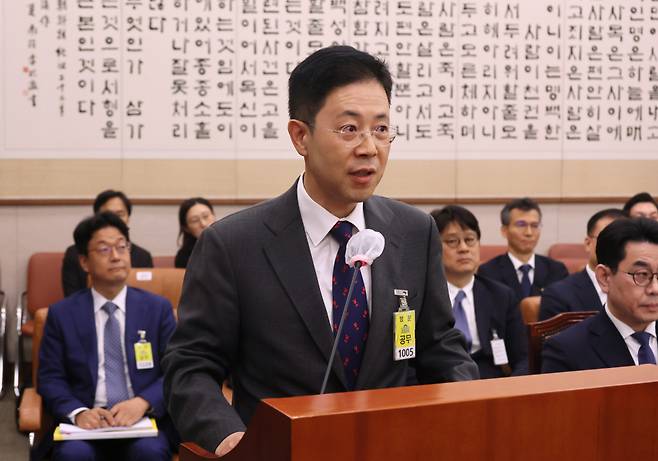 손준성 대구고등검찰청 차장검사가 10월20일 국회 법제사법위원회에서 열린 대전고등검찰청, 광주고등검찰청, 대구고등검찰청 등에 대한 국정감사에서 의원 질의에 답변하고 있다. ⓒ 연합뉴스