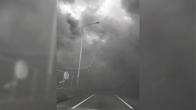 수도권제1순환고속도로 시흥 IC 화재 의심 검은 연기