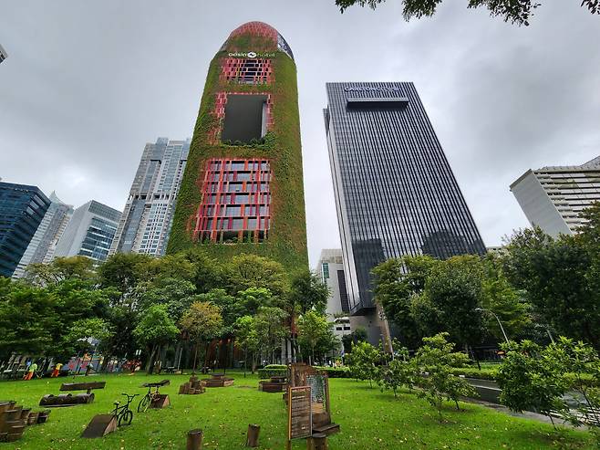 탄종거리 시작 지점, 도심한복판 산소통 공원과 풀이 자라는 빌딩은 싱가포르 정부의 친환경, 자연공생 정책 의지가 반영된 곳이다.
