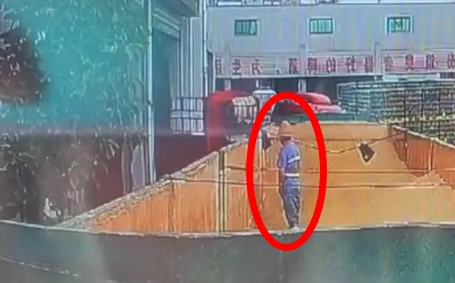 칭다오 맥주 3공장에서 원료에 방뇨 중인 직원의 모습을 담은 영상이 SNS에 폭로됐다. 홍성신문 캡처