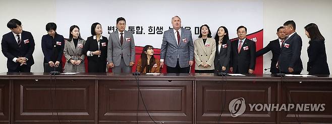 사진촬영하는 국민의힘 혁신위원들 (서울=연합뉴스) 최재구 기자 = 인요한 위원장을 비롯한 국민의힘 혁신위원들이 27일 서울 여의도 중앙당사에서 열린 혁신위원회 첫 회의에서 기념사진 촬영을 준비하고 있다. 2023.10.27 jjaeck9@yna.co.kr