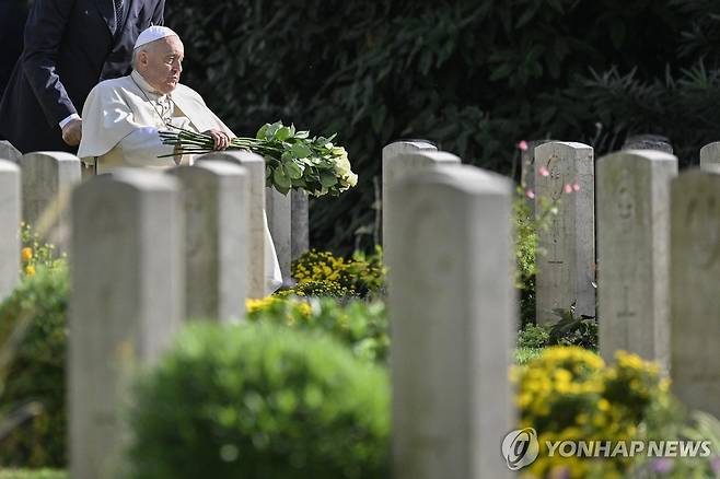2차 대전 전몰장병 묘지에 헌화하는 교황 (로마 EPA=연합뉴스) 프란치스코 교황이 '위령의 날'인 2일(현지시간) 이탈리아 로마 교외에 있는 2차 대전 전몰장병 묘지에 헌화하고 있다. 2023.11.02 photo@yna.co.kr