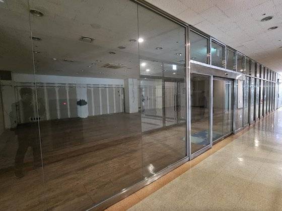 12년 넘게 자리를 지키던 문구점이 지난 9월 폐업했다. 공실을 채울 새로운 가게를 아직 찾지 못했다. 이찬규 기자