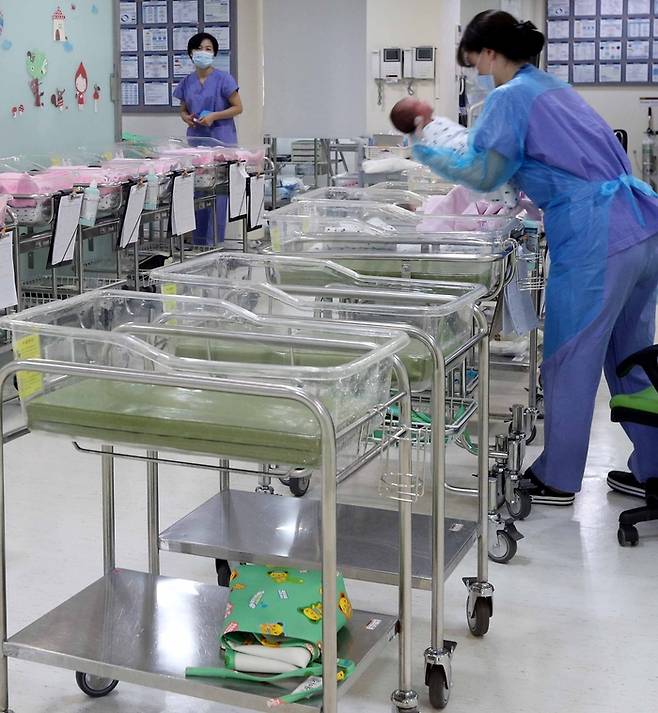 한산한 산부인과 신생아실 <김호영기자>