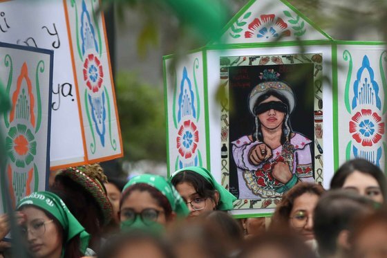 "그들은 엄마가 아닌 소녀들" 지난 9월 리마에서 열린 인권단체 시위. EPA=연합뉴스
