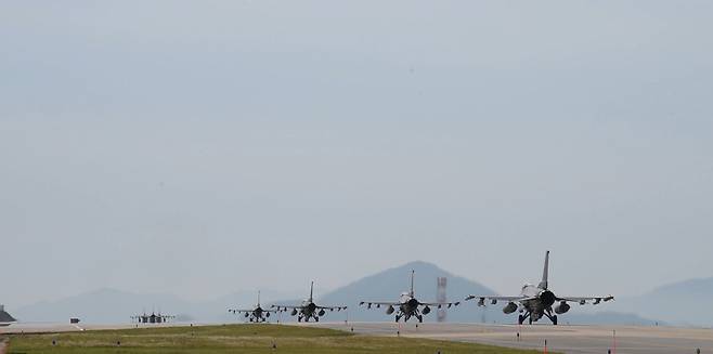 군산기지 활주로에 전투기들이 올라서 있는 광경. /주한미군