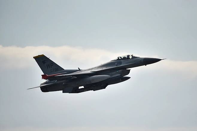 비상하는 군산기지 미 8전비의 F-16전투기. /미군