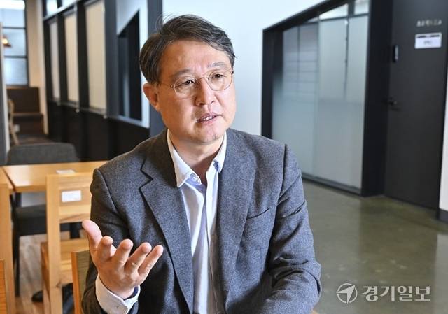 탁용석 경기콘텐츠진흥원장이 경기일보와의 인터뷰에서 경기콘텐츠진흥원이 추구하고자 하는 방향에 대해 설명하고 있다. 홍기웅기자