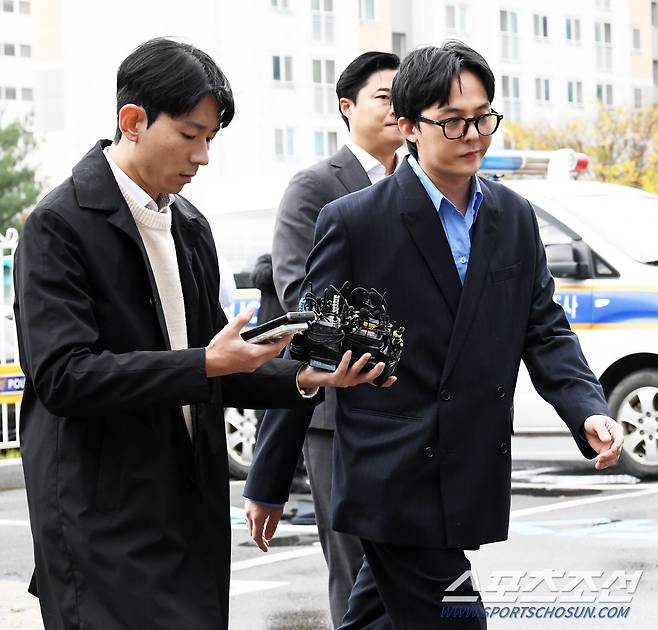 마약 투약 혐의를 받는 그룹 빅뱅 출신 가수 지드래곤(본명 권지용)이 6일 인천 논현경찰서에 조사를 받기 위해 들어서고 있다. 인천=박재만 기자 pjm@sportschosun.com/2023.11.06/