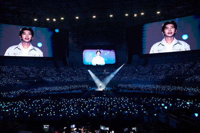Singer Lim Young-woong has taken control of KSPO DOME with azure all over it.The 2023 Lim Young-woong National Tour Concert  ⁇ IM HERO ⁇  (Im Hero) Seoul performance was held at KSPO DOME from October 27 to 28, 29 and November 3 to 4, 5.At the Seoul Concert, which opens the door to the national tour, Lim Young-woong has a 360-degree stage with a variety of songs that are still loved, such as the new song  ⁇  Do or Die  ⁇ ,  ⁇  sand grains  ⁇ ,  ⁇  rainbow  ⁇ ,  ⁇  London Boy  ⁇  , And stimulated fans with intense performances with more sophisticated visuals.Especially since the mysterious and vast universe is the concept, the spectacular and magnificent scale, spectacular and exciting images that capture the eyes and ears of the audience at once, stage effects, band sessions and choreography feasts were outstanding, and the more elegant Lim Young-woong Concert I also emphasized.Lim Young-woongs unforgettable attitude and sense of humor captivated both young and old, and Lim Young-woong and heroic ages azure space travel led to a series of impressions and admiration.Above all, Lim Young-woong responded to fans requests for Walk the Line with a huge gift.On May 25th and 26th, 2024, Sangam World Cup Stadium will announce that everyones dreams will come true. I plan to write a new history.In addition, Lim Young-woongs consideration for heroic age did not stop.There are a lot of things to see and enjoy, such as face painting, tour commemorative stamping, sending postcards to space man resembling heroic age, life-size and photo zone, which everyone can participate in.Lim Young-woongs Deagu Concert will be held on November 24th, 25th and 26th at Deagu EXCO Dongguan, and Busan Concert will be held on December 8th, 9th and 10th at BEXCO 1st and 2nd Halls.The Daejeon Concert will be held on December 29, 30, and 31, and the Gwangju Concert will be held on January 5, 6, and 7, 2024 at the Kim Daejung Convention Center.fish music