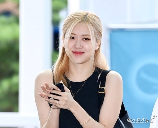 Group BLACKPINK member Rose and Samsung Lions Lee Jae-yongs daughter Lee Won-ju are caught together.On the 6th, Lee Won-ju, the eldest daughter of Rosé and Lee Jae-yong Samsung Lions, was sitting side by side with the online community.Rose and Lee Won-ju attended Italian luxury brand Guccis cultural sponsorship Event 2023 LACMA Art + Film Gala (LACMA ART + FILM) in Los Angeles on the afternoon of the 4th (local time).In the released video, the two are wearing dresses that show their shoulders coolly. Rosé first spoke to Lee Won-ju, who laughed as if she had burst into laughter at her words.The two caught the eye with a friendly atmosphere.Also next to Lee Won-ju was Lee Ji-jin, the sister of Lee Jae-yong and president of Shilla Hotel.Earlier, the three met once at the Shilla Hotel, and many speculate that Rosé may have a close relationship with the Samsung Lions family.The netizens who watched the video reported various reactions such as collapse of world view, I wonder what they would have talked about, different chemistry and they seemed to be friendly.This years event was co-chaired by Guccis new creative director, Sabato De Sarno, and Guccis chairman and CEO, Jean-Fran ⁇ ois Palus, along with LACMA co-directors Eva Chow and Leonardo DiCaprio.On the other hand, BLACKPINK, which Rose belongs to, expired its exclusive contract with YG Entertainment in August.As a result, various stories related to ReContract have been pouring out, such as Lisas rejection of the 50 billion contract offer, the index, Jennys establishment of a one-man agency, and Rosés recent meeting with Colombian record president Ron Penny, but the agency is in the process of consulting .Photos: DB, online community, YG Entertainment