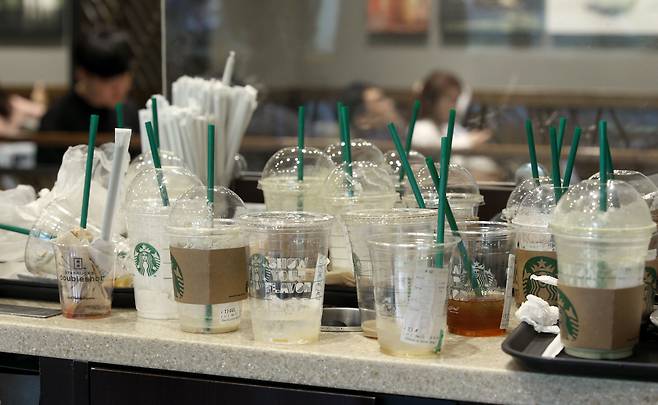 2018년 5월 서울 용산구 한남동의 한 카페 매장 정리대 위에 손님들이 두고 간 일회용 컵들이 가득하다. /박상훈 기자