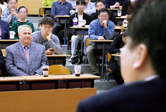 인요한 국민의힘 혁신위원장(왼쪽)이 4일 오후 부산 경성대학교에서 열린 이준석 전 대표 토크콘서트에 참석해 있다. 연합뉴스