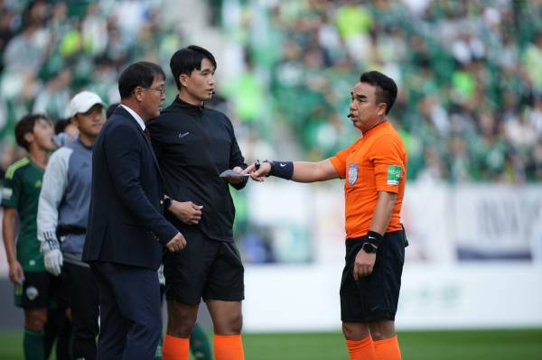 지난달 28일 전북 현대와 포항 스틸러스의 경기에서 나온 교체 해프닝 이후 심판진과 경기 감독관이 대화하고 있다. 사진=전북 현대