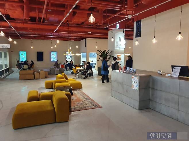 누티드 지하 1층에 위치한 로비
