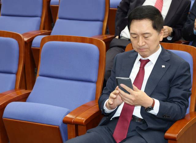 ▲국민의힘 김기현 대표가 6일 국회에서 열린 당 의원총회에서 휴대전화를 보고 있다. ⓒ연합뉴스