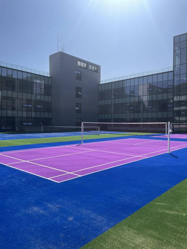 국제 규격의 테니스 풀코트 2개 면이 들어서 있다.