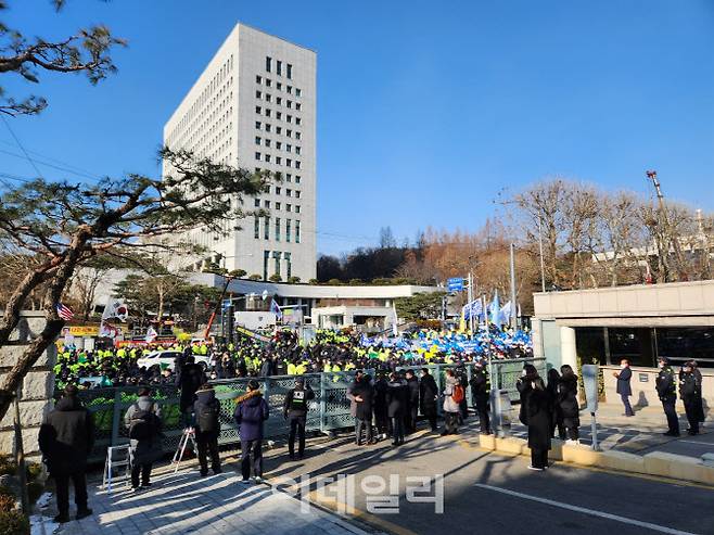 지난 1월 이재명 더불어민주당 대표가 ‘대장동 개발 비리’ 소환조사를 받기위해 서초동 서울중앙지검에 출석한 가운데, 지지자들이 청사 입구를 가득 메우고 있다. (사진=이배운 기자)