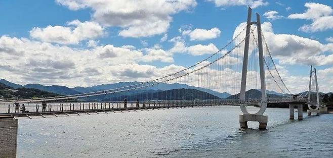 지난 16일 오후 충남 논산시 탑정호 출렁다리. 국내는 물론이고 동양에서 가장 긴 600m짜리 출렁다리다. 주탑 아래를 지날 무렵, 초속 10m 강풍이 불자 이름 그대로 다리가 출렁거렸다. 따가운 초여름 햇살 아래 후끈해진 등판에 순간 소름이 돋았다. /신현종 기자