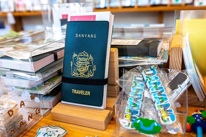 단양여권은 스탬프 책자 대신 단양의 주요 명소를 여권처럼 만든 기념품이다. '단양노트'의 베스트셀러이기도 하다. / 이신영 영상미디어 기자