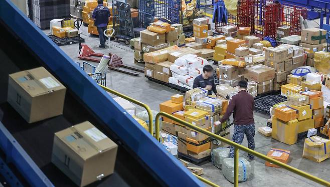 지난해 11월 중국 최대 쇼핑축제인 광군제를 앞두고 인천본부세관 특송물류센터에 해외직구 물품들이 발 디딜 틈 없이 쌓여 있다. 뉴스1