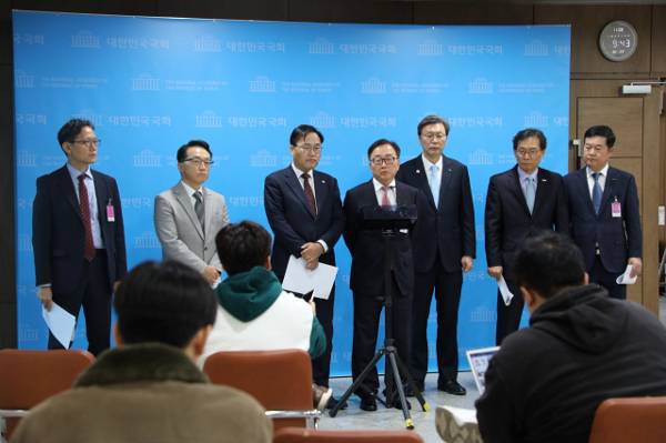 경제6단체가 8일 국회 소통관에서 ‘노동조합법 개정안 입법 중단을 촉구하는 경제6단체 공동성명’을 발표하고 있다. 왼쪽부터 강석구 대한상공회의소 조사본부장, 이호준 한국중견기업연합회 상근부회장, 홍석준 국민의힘 국회의원, 이동근 한국경영자총협회 상근부회장, 김창범 한국경제인협회 상근부회장, 이명로 중소기업중앙회 상무이사, 김고현 한국무역협회 전무. 경총 제공