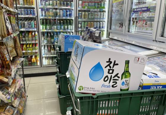 (서울=뉴스1) 박지혜 기자 = 7일 오후 서울의 한 편의점에 하이트진로의 소주 '참이슬' 등 발주된 주류들이 쌓여 있다. 2022.6.7/뉴스1