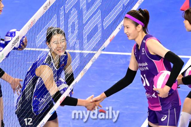 경기 전 IBK기업은행 박민지와 흥국생명 김수지가 어색한 웃음으로 인사를 나누고 있다.